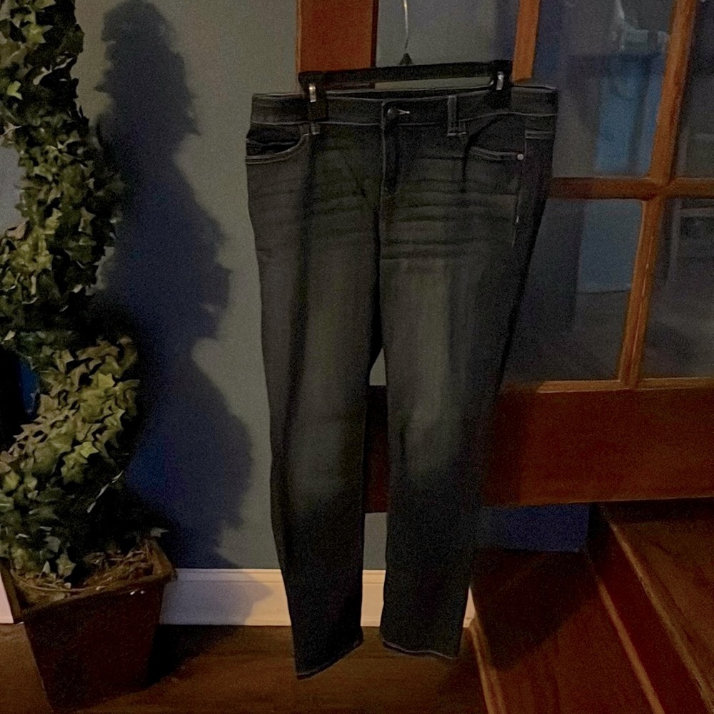 Simply Vera size 12p straight leg denim jeans. Light distress on back pockets.